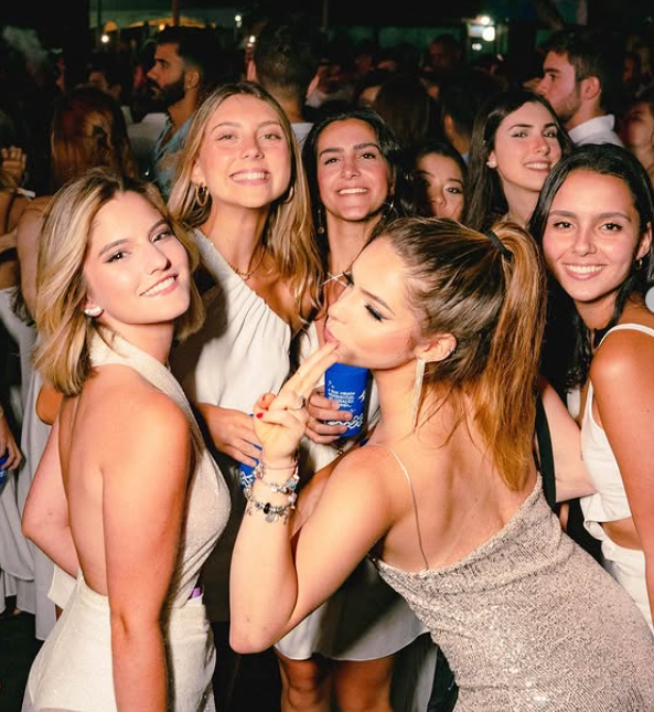Turma de amigas na pista da festa