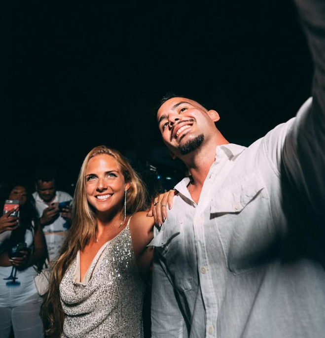 Casal registrando a noite do Réveillon Geribá
